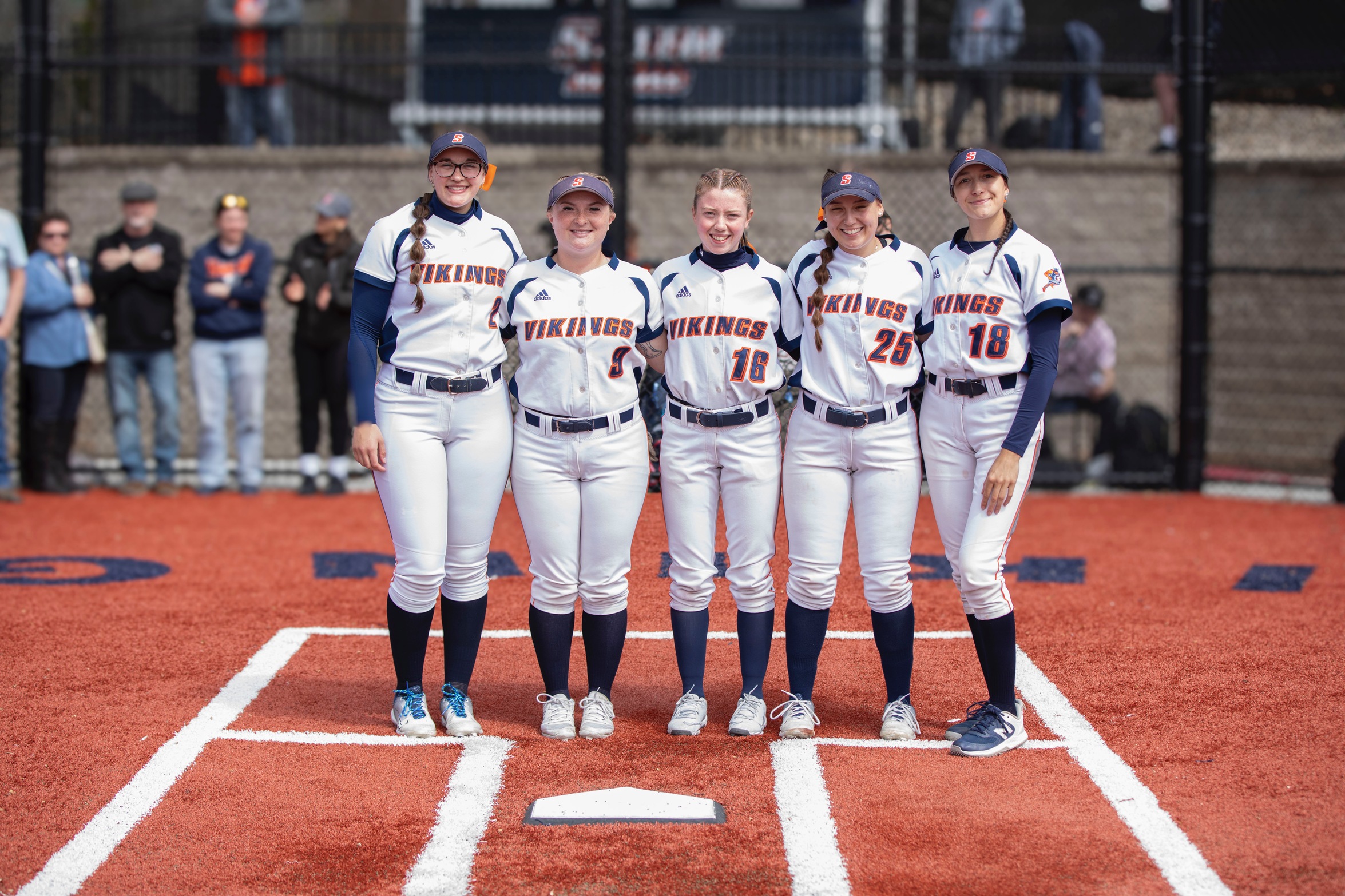 Softball Celebrates Senior Day with Doubleheader Sweep of AMCATS